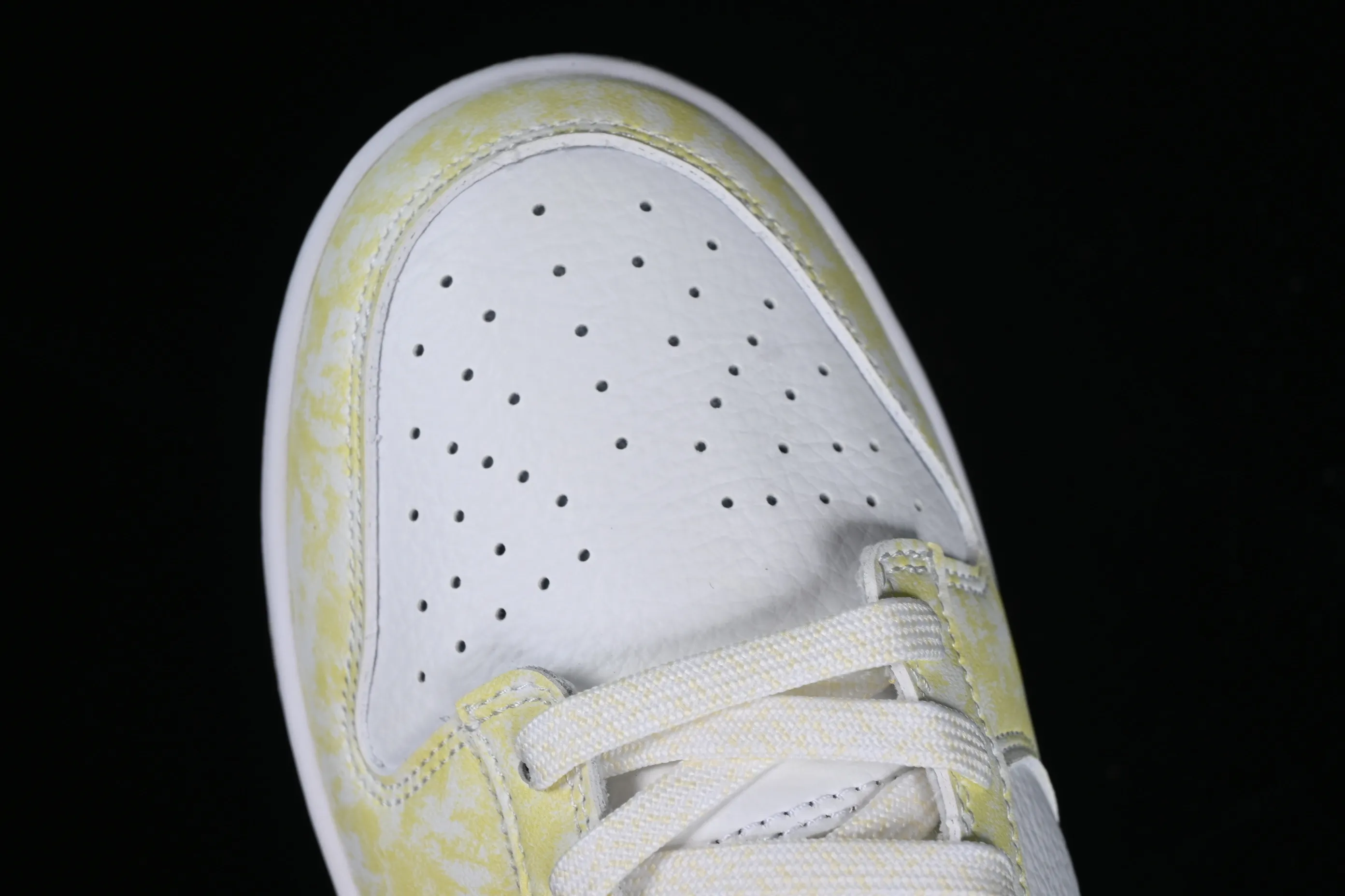 All categories Nk SB Dunk series Nk SB Dunk Low low-top sneakers Nk SB Dunk Low Prm yellow and white color SB smashed backboard fashion casual sneakers DM9467-700